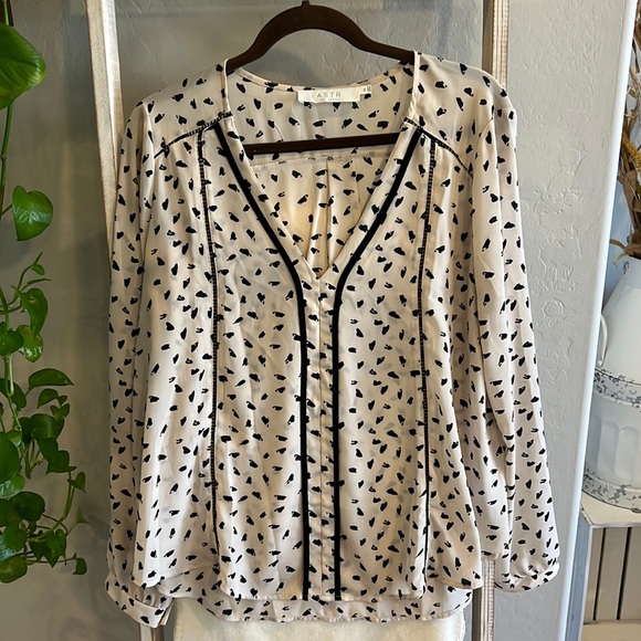 Cream + Black Patterned ASTR long sleeve blouse - Picture 1 of 2